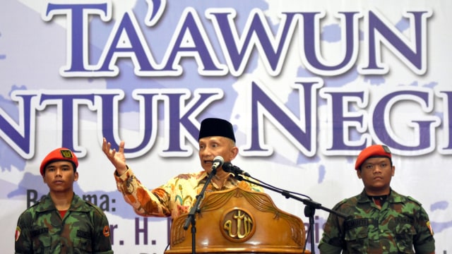 Penasehat Pimpinan Pusat Muhammadiyah Amien Rais (tengah) di acara Tabligh Akbar Muhammadiyah 2018 di Islamic Centre Surabaya, Jawa Timur, Selasa (20/11/2018). (Foto: ANTARA FOTO/M Risyal Hidayat)