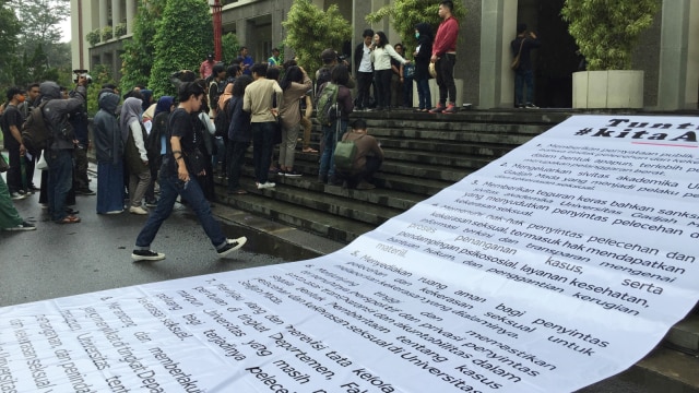 Sejumlah tuntutan mahasiswa UGM dalam gerakan #kitaAgni di Rektorat UGM. (Foto: Arfiansyah Panji Purnandaru/kumparan)