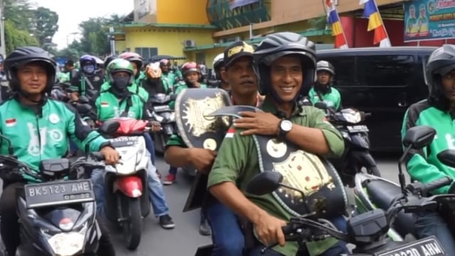 Hardian Siregar saat diiringi rekan driver ojek online. Foto: Dok. Istimewa