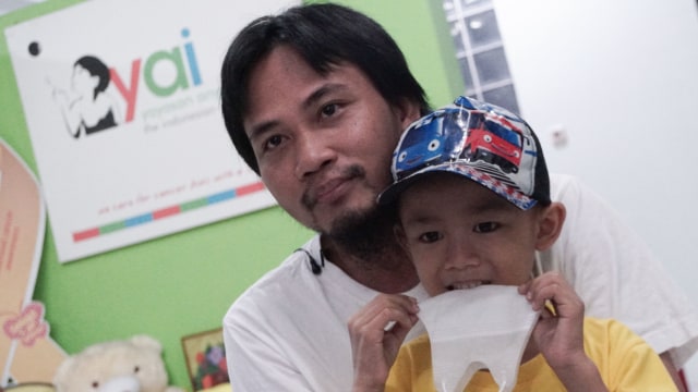 Yayan dan anaknya yang menyandang kanker  (Foto: Jamal Ramadhan/kumparan)