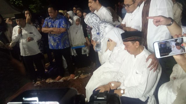 Tangis Ayu Dewi di pemakaman Ibunda, Kamis (29/11). (Foto: Ainul Qalbi/kumparan)