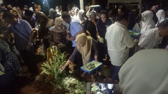 Suasana pemakaman ibunda Ayu Dewi (Foto: Ainul Qalbi/kumparan)