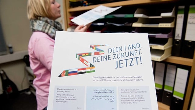 Poster berisi ajakan untuk pulang ke negara asal masing-masing bagi para pencari suaka di Jerman. (Foto: br.de)