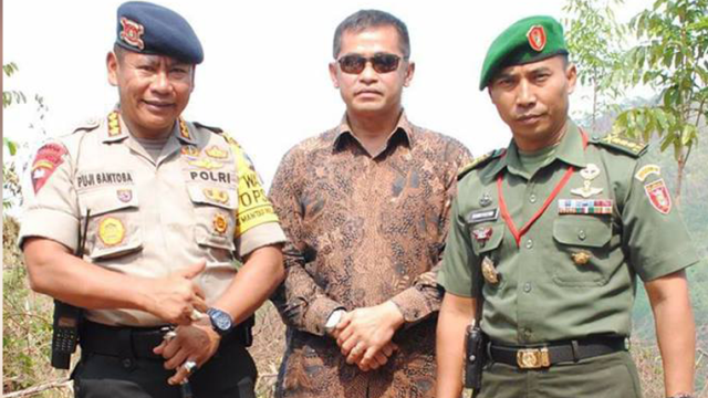Brigadir Jenderal TNI Maruli Simanjuntak (tengah) (Foto: Facebook/Ridwan Darmawan)
