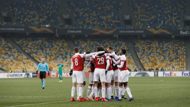 Perayaan gol Emile Smith Rowe dilakukan pemain-pemain Arsenal dalam pertandingan Liga Europa menghadapi Vorskla di Stadion Olympiskiy, Kyiv. (Foto: Reuters/Valentyn Ogirenko)