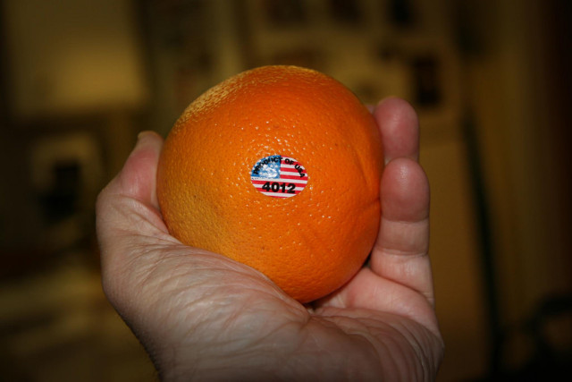Tempelan stiker pada buah (Foto: flickr/ Randy Robertson)