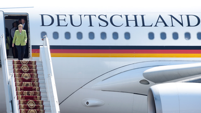 Kanselir Jerman Angela Merkel turun dari pesawatnya. (Foto: Karen Minasyan / AFP)