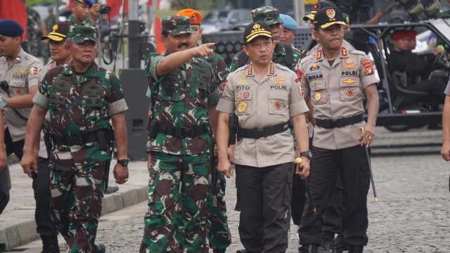 Panglima TNI Marsekal Hadi Tjahjanto (dua kiri) dan Kapolri Jenderal Tito Karnavian (dua kanan) saat tiba di lapangan silang Monas, Jakarta Pusat. (Foto: Irfan Adi Saputra/kumparan)