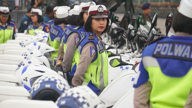 Barisan polwan di apel kesiapan TNI membantu tugas polisi dalam rangka pengamanan Natal, tahun baru, pileg dan pilpres 2019. (Foto: Irfan Adi Saputra/kumparan)