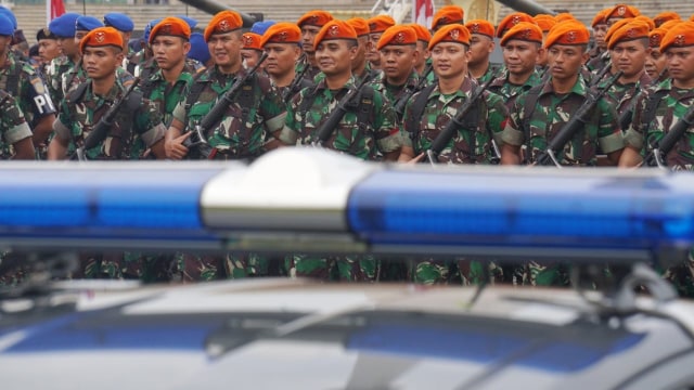 Pasukan TNI di apel kesiapan TNI membantu tugas polisi dalam rangka pengamanan Natal, tahun baru, pileg dan pilpres 2019. (Foto: Irfan Adi Saputra/kumparan)