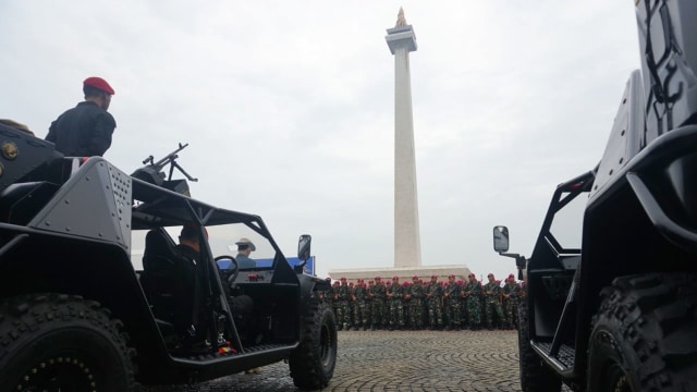 Suasana di lapangan silang Monas, Jakarta Pusat saat apel kesiapan TNI membantu tugas polisi dalam rangka pengamanan Natal, tahun baru, pileg dan pilpres 2019. (Foto: Irfan Adi Saputra/kumparan)