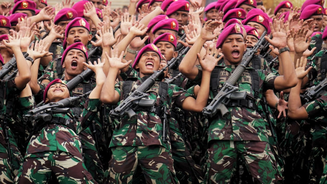 Pasukan TNI menyanyikan yel-yel di apel kesiapan TNI membantu tugas polisi dalam rangka pengamanan Natal, tahun baru, pileg dan pilpres 2019. (Foto: Irfan Adi Saputra/kumparan)