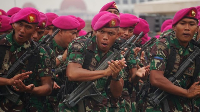 Pasukan TNI menyanyikan yel-yel di apel kesiapan TNI membantu tugas polisi dalam rangka pengamanan Natal, tahun baru, pileg dan pilpres 2019. (Foto: Irfan Adi Saputra/kumparan)