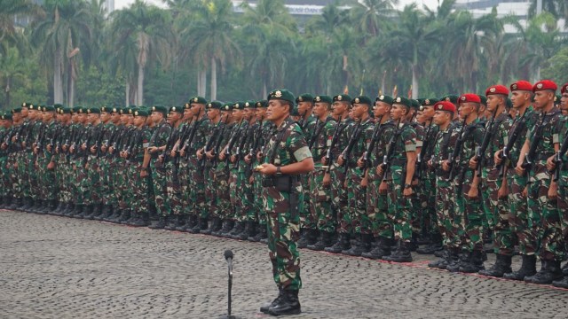 Suasana apel kesiapan TNI membantu tugas polisi dalam rangka pengamanan Natal, tahun baru, pileg dan pilpres 2019 di Lapangan Silang Monas, Jakarta Pusat, Jumat (30/11/2018). (Foto: Irfan Adi Saputra/kumparan)