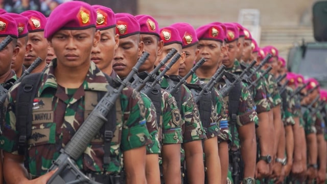 Barisan pasukan TNI di apel kesiapan TNI membantu tugas polisi dalam rangka pengamanan Natal, tahun baru, pileg dan pilpres 2019. (Foto: Irfan Adi Saputra/kumparan)