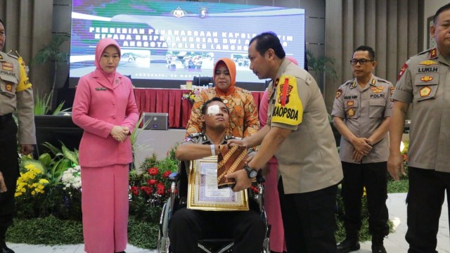 Kapolda Jatim Irjen Pol Luki Hermawan menyerahkan langsung anugerah penghargaan kepada Bripka Andreas. (Foto: Dok. Istimewa)