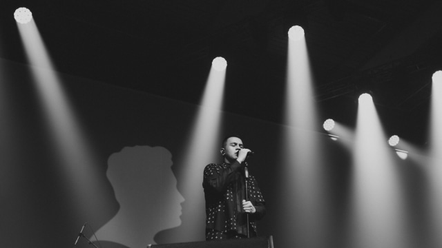Tulus di konser Monokrom Tulus. (Foto: Dok. TulusCompany dan Mega Production)