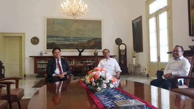Presiden Jokowi (tengah) terima Yusril Ihza Mahendra (kiri) di ruang kerja, Istana Bogor, Jawa Barat. (Foto: Yudhistira Amran Saleh/kumparan)