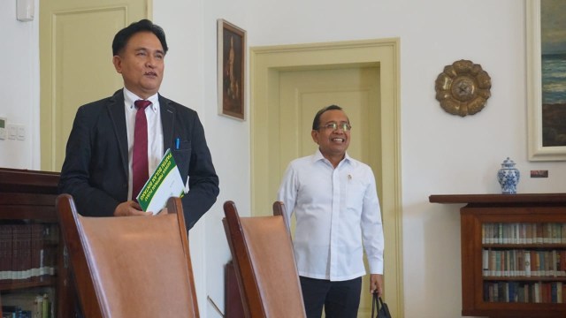 Yusril Ihza Mahendra (kiri) memasuki ruang kerja Presiden Jokowi di Istana Bogor, Jawa Barat. (Foto: Yudhistira Amran Saleh/kumparan)