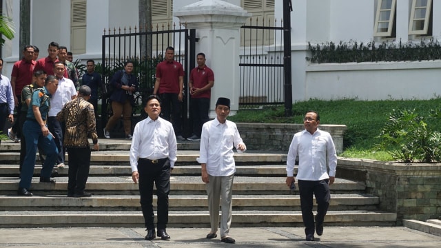 Presiden Jokowi dan Ketua Umum Partai Bulan Bintang Yusril menuju Masjid Baitussalam Istana Bogor. (Foto: Yudhistira Amran Saleh/kumparan)