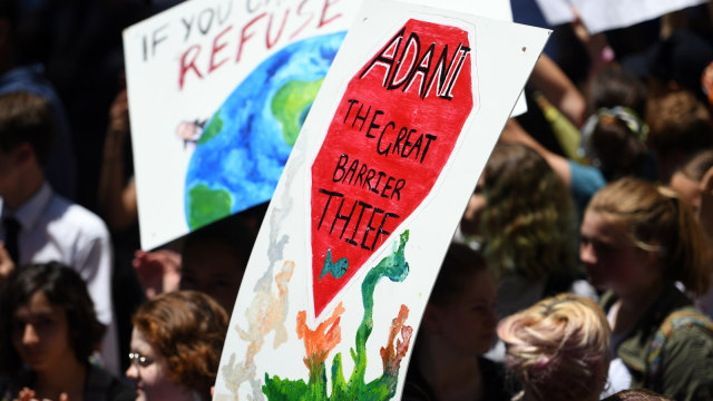 Anak sekolah membawa spanduk yang berisikan pesan protes atas kegagalan pemerintah tangani perubahan iklim. (Foto: AFP/Saeed Khan)