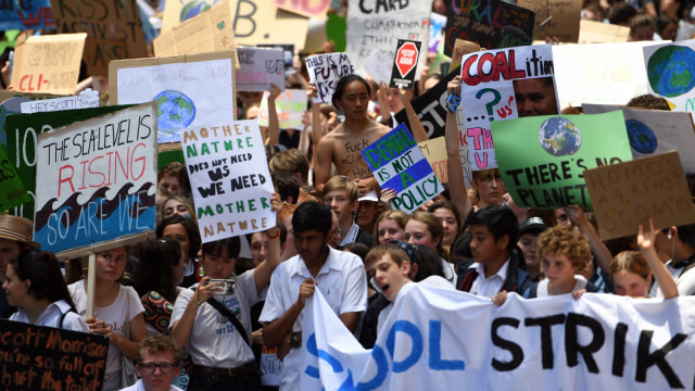 Para anak sekolah di Australia membawa spanduk yang berisikan pesan protes atas kegagalan pemerintah tangani perubahan iklim. (Foto: AFP/Saeed Khan)