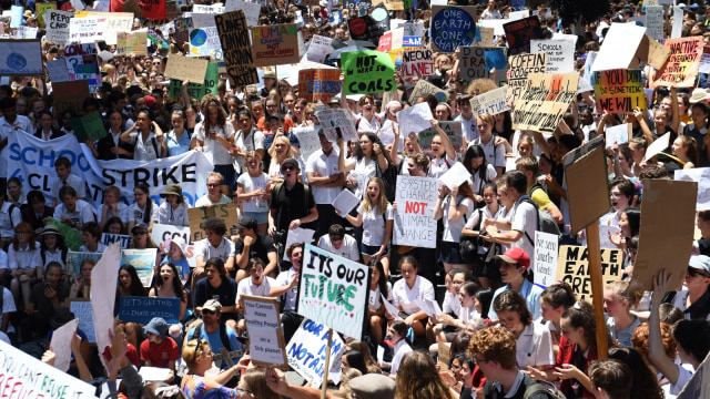 Anak sekolah Australia bolos sekolah untuk demo pemerintah yang gagal tangani perubahan iklim. (Foto: AFP/Saeed Khan)