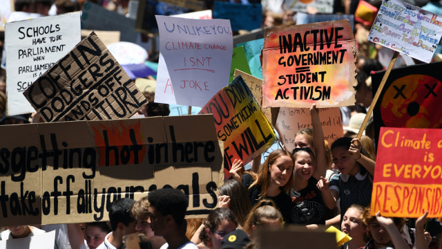 Para anak sekolah di Australia membawa spanduk yang berisikan pesan protes atas kegagalan pemerintah tangani perubahan iklim. (Foto: AFP/Saeed Khan)