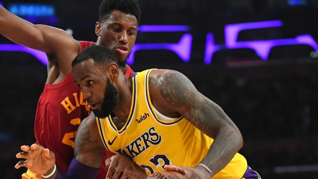 LeBron James (LA Lakers) diadang oleh Young (Indiana Pacers). (Foto: Jayne Kamin-Oncea-USA TODAY Sports via Reuters)