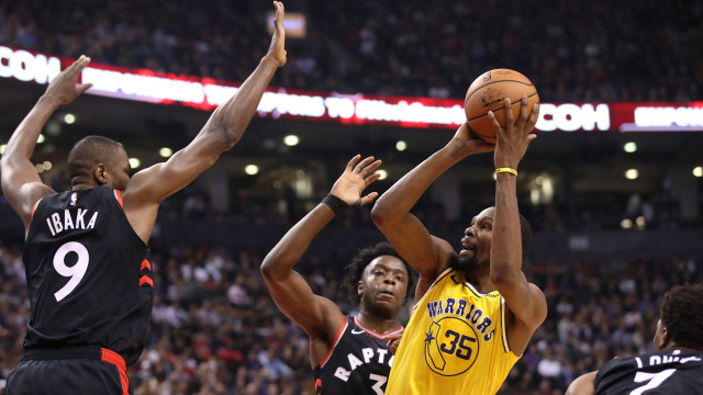 Kevin Durant (Golden State Warriors) melakukan jump shot di hadapan Serge Ibaka (Toronto Raptors). (Foto: Tom Szczerbowski-USA TODAY Sports via Reuters)