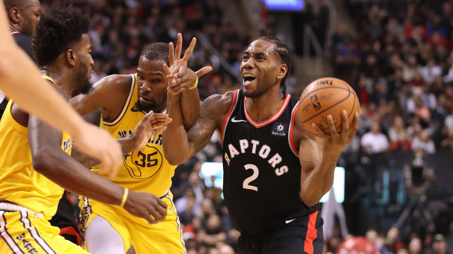 Kawhi Leonard dikawal oleh Kevin Durant saat Toronto Raptors menghadapi Golden State Warriors. (Foto: Tom Szczerbowski-USA TODAY Sports via Reuters)