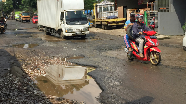 Sejumlah pengendara memperlambat laju kendaraannya ketika melewati jalan Mercedes Benz, Bogor. (Foto: Muhammad Lutfan Darmawan/kumparan)