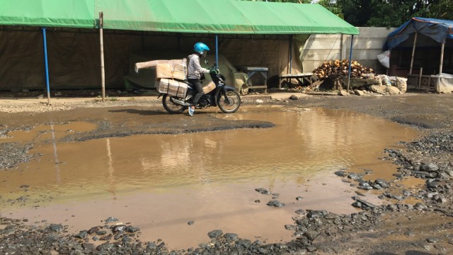 Jalan Mercedes Benz yang berada di Kecamatan Gunung Putri, Bogor, berlubang dan rusak parah. (Foto: Muhammad Lutfan Darmawan/kumparan)