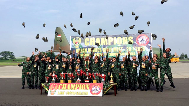 Kontingen AARM merayakan Kemenangan di Bandar Udara Halim Perdana Kusuma. (Foto: Andreas Ricky Febrian/kumparan)