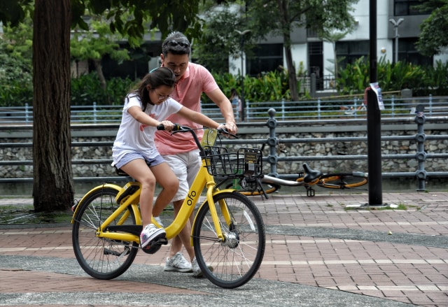 Ilustrasi mengajarkan anak naik sepeda (Foto: Pexels)