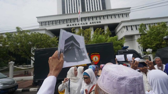 Massa yang tergabung dalam jamaah First Travel melakukan aksi demo di depan Gedung Mahkamah Agung, Jakarta Pusat, Jumat (30/11/2018). (Foto: Irfan Adi Saputra/kumparan)