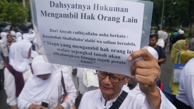Seorang Jamaah First Travel membawa tulisan "Dahsyatnya Hukuman Mengambil Hak Orang Lain". (Foto: Irfan Adi Saputra/kumparan)