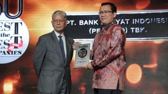 Direktur Bank BRI, Haru Koesmahargyo (kanan), atas nama Bank BRI menerima penghargaan dari Majalah Forbes. (Foto: Dok. Bank BRI)