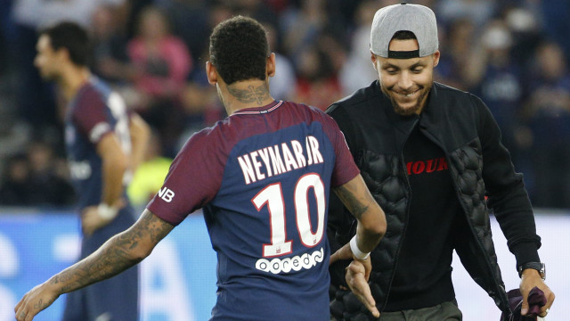 Neymar dan Stephen Curry. (Foto: Geofroy van DER HASSELT / AFP)