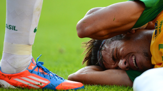 Neymar meringgis kesakitan. (Foto: Andrew YATES / AFP)