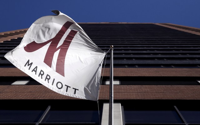 Bendera Marriot di pintu masuk Hotel New York Marriot Downtown di New York, AS. (Foto: REUTERS/Andrew Kelly)