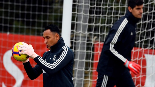 Keylor Navas (kiri) dan Thibaut Courtois (kanan) dalam sesi latihan Real Madrid (Foto: GABRIEL BOUYS / AFP)