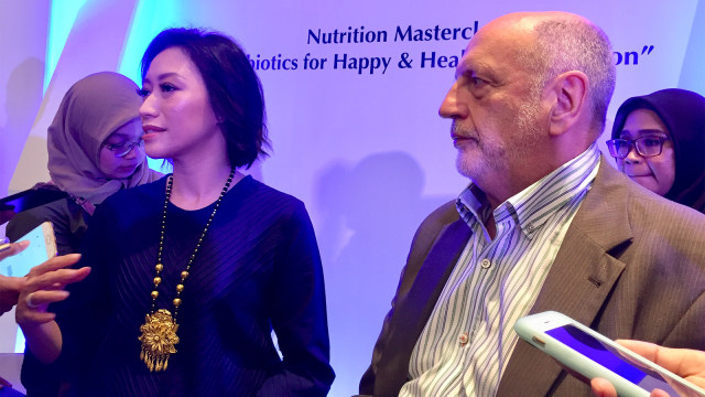 Prof dr Yvan Vandenplas (kanan) hadir dalam acara Nestle Nutrition Masterclass. (Foto: Shika Arimasen Michi/kumparan)