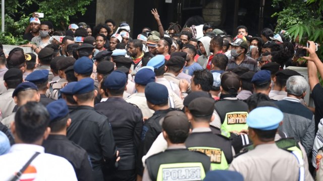 Aksi pemuda Papua di depan gedung LBH. (Foto: Kumparan)