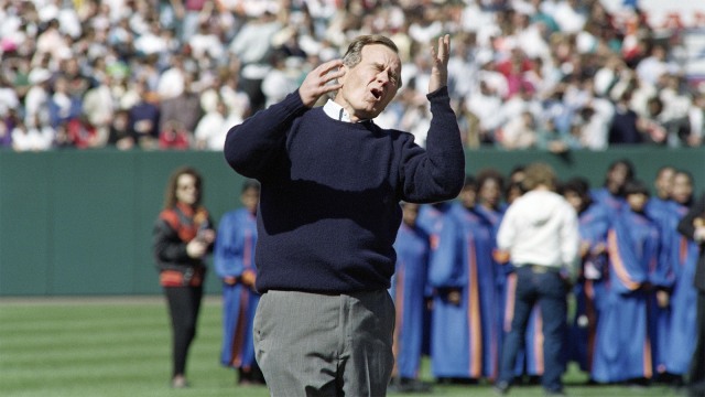 Presiden AS George H. W. Bush bereaksi di lapangan bisbol pada tanggal 6 April 1992. (Foto: ROBERT Giroux / AFP)