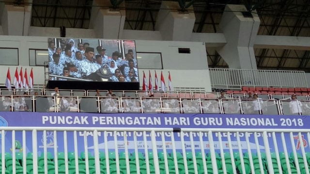 Presiden Joko Widodo hadiri puncak Hari Guru Nasional dan HUT ke-73 PGRI di Stadion Pakansari Bogor. (Foto: Jihad Akbar/kumparan)