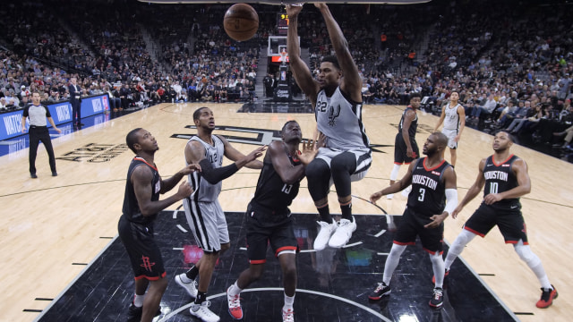 Rudy Gay melakukan dunk di laga antara San Antonio Spurs vs Houston Rockets. (Foto: Soobum Im-USA TODAY Sports via Reuters)