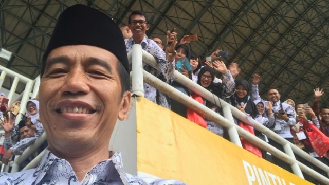 Presiden Joko Widodo ber swafoto dengan para guru di puncak acara Hari Guru Nasional dan HUT ke-73 PGRI di Stadion Pakansari, Bogor. (Foto: Dok. Presiden Jokowi)
