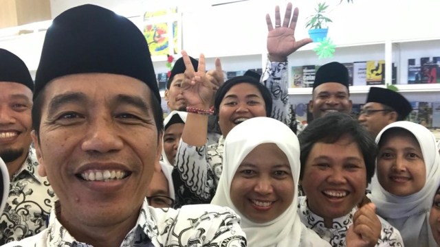 Presiden Joko Widodo ber swafoto dengan para guru di puncak acara Hari Guru Nasional dan HUT ke-73 PGRI di Stadion Pakansari, Bogor. (Foto: Dok. Presiden Jokowi)