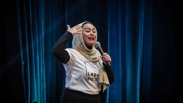 Ligwina Hananto, stand up comedy di acara Resonation Women Empowerment Conference di Kokas, Jakarta. Foto: Jamal Ramadhan/kumparan